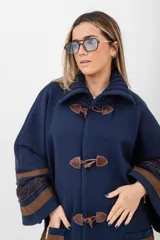 Saco capa azul marino de tejido de punto fino en lana con detalles de cintas tejidas y trenza.