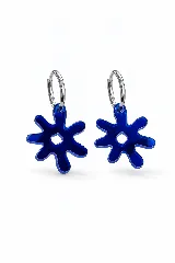Par de aros tipo argolla plateados con dije colgante en forma de flor irregular color azul espejado.