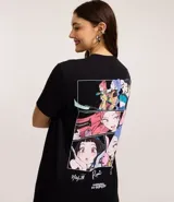 Remera negra de algodón con cuello redondo y manga corta. Presenta un estampado frontal con el texto "HUNTRAX" y tres personajes femeninos de estilo anime/k-pop.
