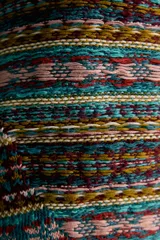 Chaleco de punto tejido en hilatura de algodón con diseño patchwork de patrones jacquard multicolores, cuello redondo y terminaciones en rib.