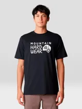 Remera de manga corta color negro con estampado gráfico frontal en color blanco que incluye el logo y nombre de la marca Mountain Hardwear.