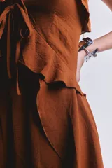 Blusa color marrón de bretel fino estilo capa, se ata adelante y es más larga atrás.