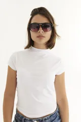 Lentes de sol con armazón de policarbonato negro de diseño geométrico con doble puente. Cuentan con protección UV400.