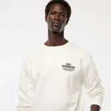 Buzo de felpa color blanco hueso, con cuello redondo y puños y ruedo acanalados. Presenta una pequeña impresión en el pecho con texto que incluye "EAST KENSINGTON PHILADELPHIA".