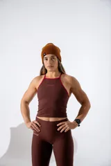 Musculosa deportiva de lycra con doble tela, diseño de cuello halter y bordes en contraste. Presenta logo bordado en el pecho.