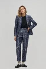 Pantalón sastrero de tiro alto con estampado de leopardo en tonos azulados, corte carrot, cintura ceñida con pliegues frontales, bolsillos laterales y bolsillo de ojal trasero.