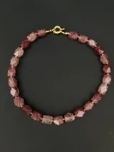 Collar de piedras naturales de ágata negra con diseño de cuentas facetadas en forma octogonal y detalles metálicos en gold filled 24k.