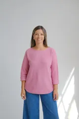 Sweater de punto color rosa viejo, con escote redondo a la base y mangas largas. Presenta un diseño holgado y básico, ideal para uso diario.