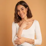 Brazalete tipo esclava rígida de plata 925 con acabado satinado y textura lineal central. Diseño minimalista y elegante.