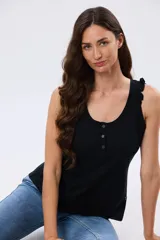 Musculosa azul marino con escote redondo y tirantes decorados con volados fruncidos.