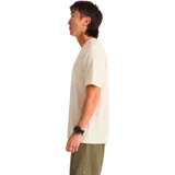 Remera Roark Mathis Active color beige, de manga corta, con pequeño estampado tipográfico en el centro del pecho.