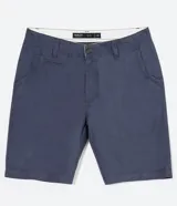 Bermuda básica de sarga Blue Steel para hombre, color azul, de corte recto y con bolsillos laterales y traseros.