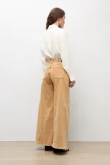 Jean wide leg de tiro alto y corte amplio, color camel, confeccionado en denim con efecto desgastado.