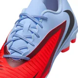 Championes de fútbol Nike Phantom 6 Low Club, color celeste claro con detalles en rojo/naranja y negro. Tienen tapones redondos en la suela.