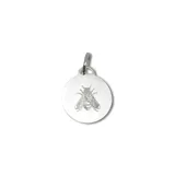 Dije circular de plata 925 con grabado de abeja en el centro.