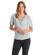 Remera de modal con cuello volcado y mangas cortas, de corte holgado y caída fluida.
