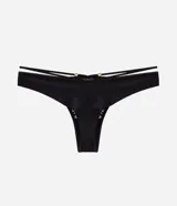 Conjunto de lencería de dos piezas confeccionado en encaje negro con transparencias. El corpiño es de estilo triangular con escote profundo, tirantes dobles y detalles de herrajes dorados. La bombacha es de corte bikini con tiras dobles laterales y adornos metálicos dorados.