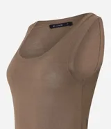 Blusa musculosa de punto ligero texturizado, color blanco, con cuello redondo y breteles anchos.