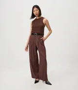 Musculosa de ribana de algodón con elastano, diseño ajustado al cuerpo, cuello redondo alto y sin mangas.