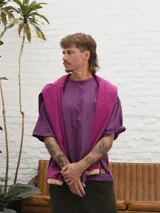 Remera de algodón color violeta con corte boxy fit y bordado en el frente.