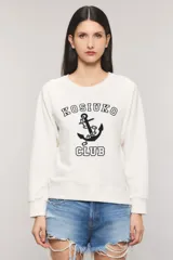Buzo blanco de cuello redondo y manga larga, confeccionado en rústico de algodón, con estampa frontal en técnica flock que dice "Kosiuko Club" junto al diseño de un ancla.