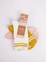 Pack de tres pares de medias Rusty de corte bajo. Un par color rosa con rayas horizontales blancas, un par color crema con dos rayas horizontales color mostaza y un par color mostaza con dos rayas horizontales color crema.
