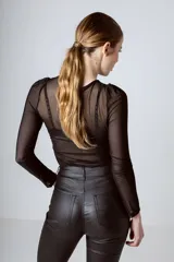 Top negro de tul con mangas largas.