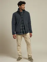 Pantalón cargo de gabardina color azul marino, con bolsillos laterales con fuelle y cierre de botón a presión.