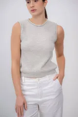 Chaleco gris de punto, confeccionado en 100% baby alpaca, sin mangas y con cuello redondo.