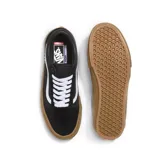 Championes Vans modelo Skate Old Skool, de color negro con la icónica banda lateral blanca. Presentan una suela de goma color caramelo y una etiqueta pequeña con el logo de tablero de ajedrez en el lateral.