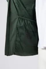Campera puffer de corte relajado en color verde oscuro, con cuello alto, cierre frontal completo y logo bordado en el pecho.