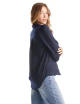 Camisa de satén marca Zac & Rachel, color azul marino, con cuello clásico, cierre frontal con botones y mangas largas con puños abotonados.