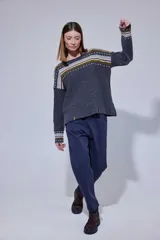 Blazer de pana color crema con solapas clásicas, cierre frontal de un botón y puños con detalle de tejido a rayas. Presenta un corte estructurado y elegante.