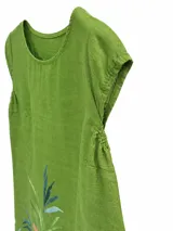 Vestido corto color verde oliva, de corte recto y sin mangas, con escote redondo y un llamativo estampado floral y botánico en el borde inferior.