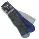 Pack de tres pares de medias Stance de caña media, con diseño jaspeado y detalles de rayas en la parte superior. Incluye colores verde oliva, gris jaspeado y azul marino, con logo bordado en el lateral.