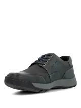 Zapatos casuales tipo zapatilla de cuero color azul marino, con cordones al tono, costuras reforzadas y suela de caucho gris con diseño antideslizante.