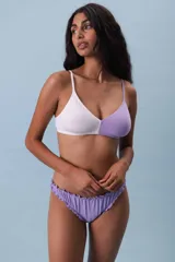 Bombacha midi lila con volados, confeccionada en algodón y elastano.