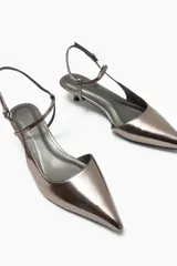 Zapato destalonado color peltre con punta fina, tira fina ajustable en el tobillo y taco kitten heel.