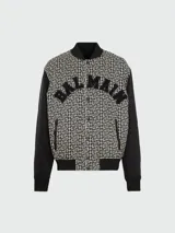 Campera estilo varsity de Balmain con cuerpo estampado con monograma geométrico y mangas negras lisas. Presenta cierre frontal con botones a presión, cuello, puños y ruedo acanalados, y el nombre de la marca aplicado en letras de felpa en el pecho.