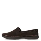 Mocasines de hombre estilo náutico, confeccionados en gamuza color marrón, con costuras decorativas visibles en el contorno y suela de goma oscura.