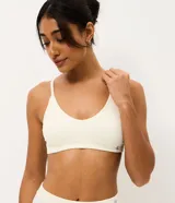 Kit de dos tops bralette confeccionados en poliamida sin costuras, con escote en V, tirantes finos regulables y copas removibles.