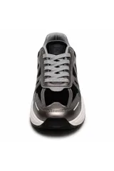 Zapatilla urbana York con diseño chunky, combinada en tonos beige, tostado y detalles en negro y gris. Confeccionada con paneles de malla transpirable y superposiciones sintéticas, cuenta con suela gruesa amortiguada y cordones tono sobre tono.