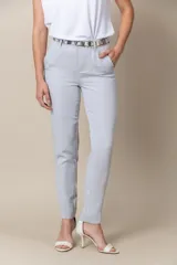 Pantalón recto color celeste, con cintura elastizada, bolsillos laterales y tajo en el ruedo.