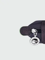 Monedero Longchamp de la línea Le Pliage Green, color violeta, con cierre de broche a presión y detalles en cuero tono sobre tono.