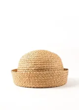 Casquete de rafia tejido en color tostado, con diseño de copa redonda y ala corta hacia arriba.