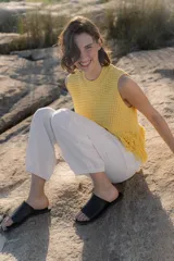Sandalias planas con punta cuadrada, base negra y capellada de cuero marrón con textura trenzada.