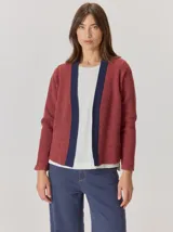 Saco de punto abierto, color bordó con textura jaspeada y detalles de ribete en color azul marino en los bordes frontales. Presenta un diseño de corte recto y mangas largas.