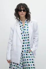 Blusa oversized con estampa geométrica de cuadrados azules y verdes sobre fondo blanco.
