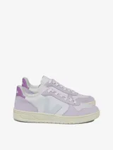 Zapatillas Veja V-10 blancas con detalles en lila y logo en celeste. Fabricadas con cuero y gamuza.