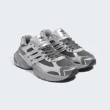 Championes Adidas Adistar XLG con diseño inspirado en el running retro, confeccionados con capellada de malla gris, revestimientos sintéticos y detalles metalizados en tono plateado. Cuentan con una suela robusta de caucho y pasador de cordones.